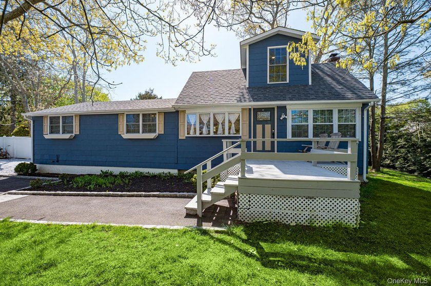 Ideally situated in the heart of Hampton Bays with walk-to- town - photo 4