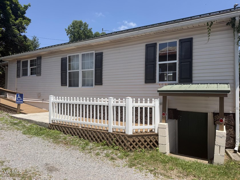Charming, inviting, and full of potential! This 3-bedroom - photo 4