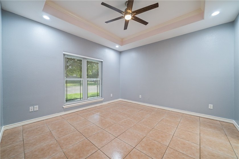 Welcome to this beautifully maintained 3-bedroom, 2-bath home - photo 21