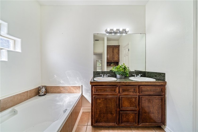 Welcome to this beautifully maintained 3-bedroom, 2-bath home - photo 22