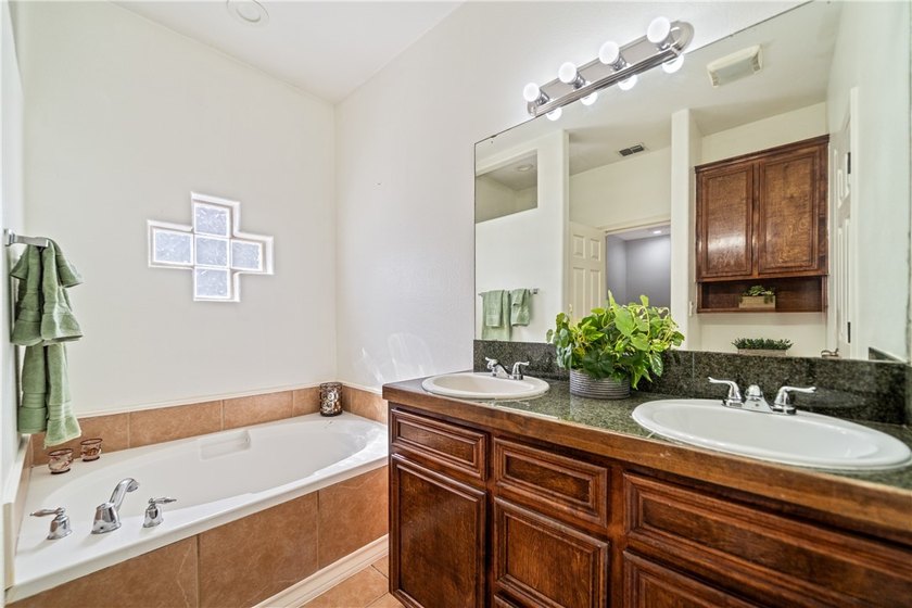 Welcome to this beautifully maintained 3-bedroom, 2-bath home - photo 23