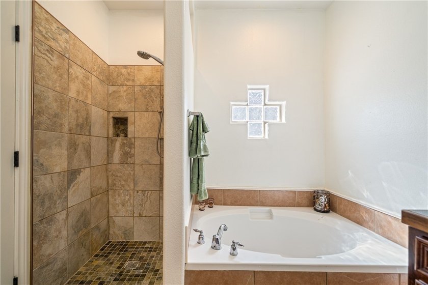 Welcome to this beautifully maintained 3-bedroom, 2-bath home - photo 24