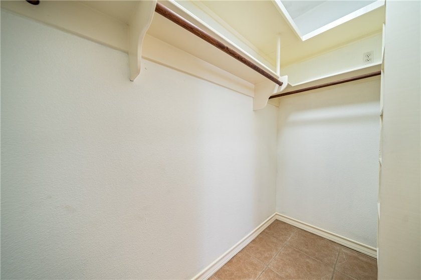 Welcome to this beautifully maintained 3-bedroom, 2-bath home - photo 25