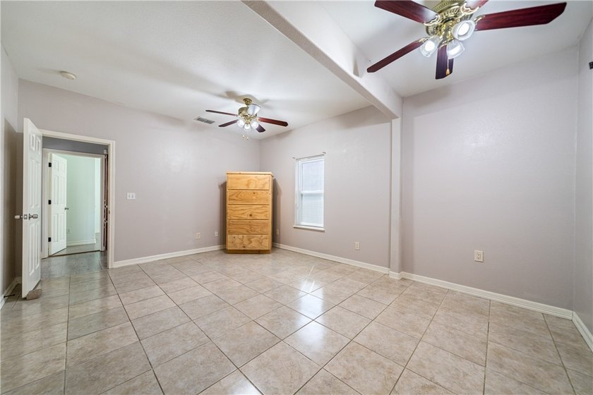 Welcome to this beautifully maintained 3-bedroom, 2-bath home - photo 28