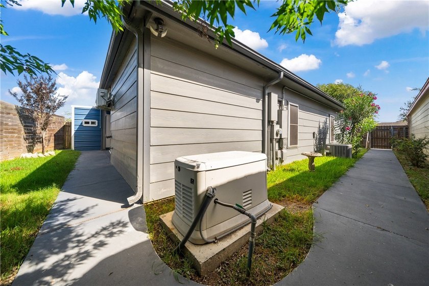 Welcome to this beautifully maintained 3-bedroom, 2-bath home - photo 40