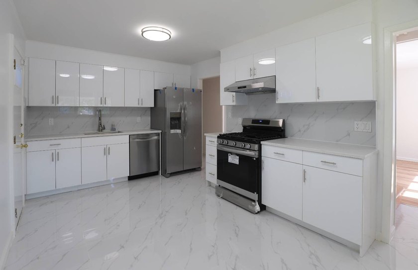 Newly renovated one-family home in prime Whitestone! This - photo 5