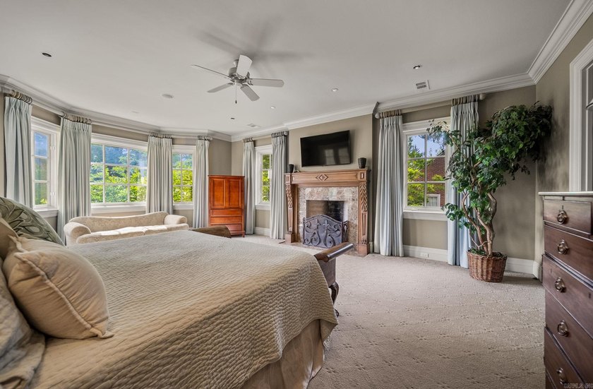 A perfectly positioned Heights home across the street from the - photo 29