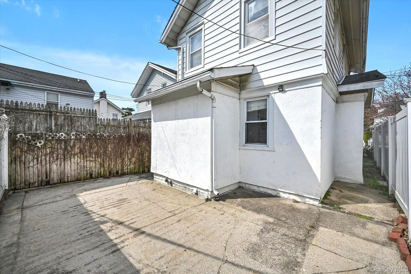 Detached starter colonial in prime North Flushing, this - photo 16