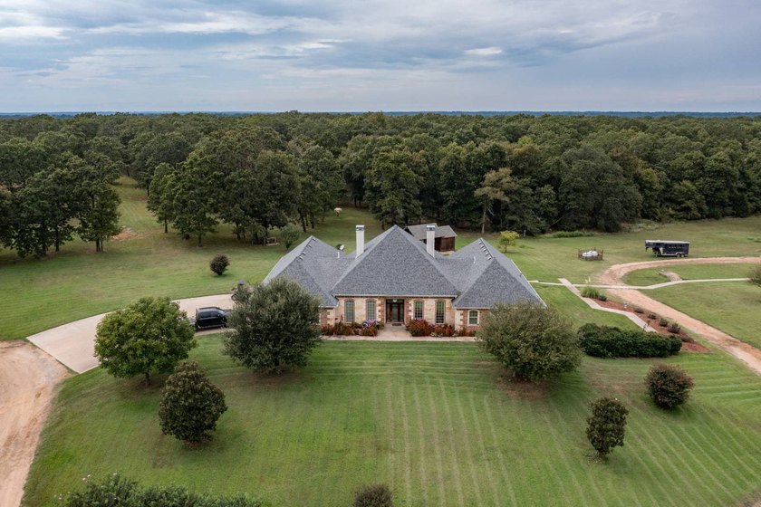 Nestled away from the hustle and bustle, this property offers - photo 2