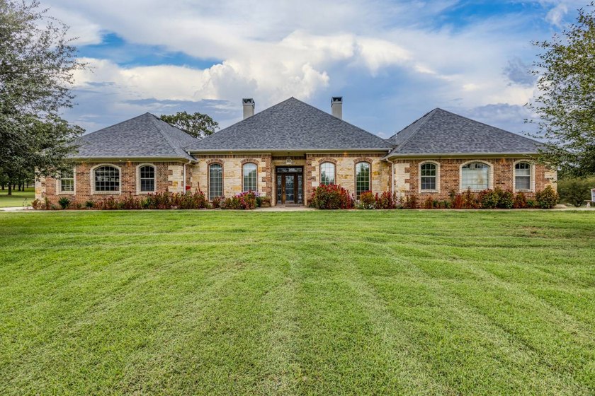 Nestled away from the hustle and bustle, this property offers - photo 3