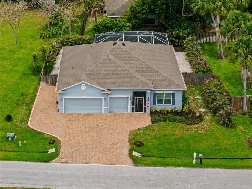 Unique &amp; contemporary, 2022 sturdy CBS home w/abundant upgrades - photo 3