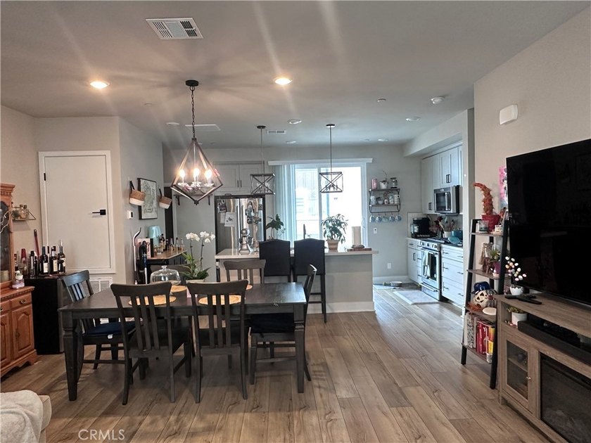 Beautiful newer construction, just 2 years old, featuring all - photo 4