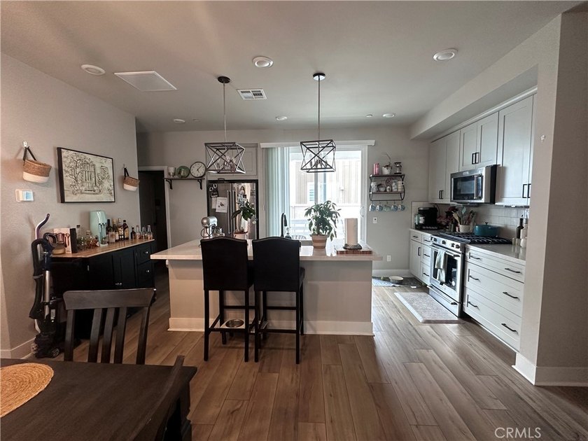 Beautiful newer construction, just 2 years old, featuring all - photo 6