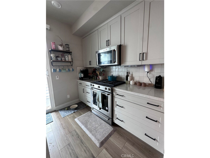 Beautiful newer construction, just 2 years old, featuring all - photo 8