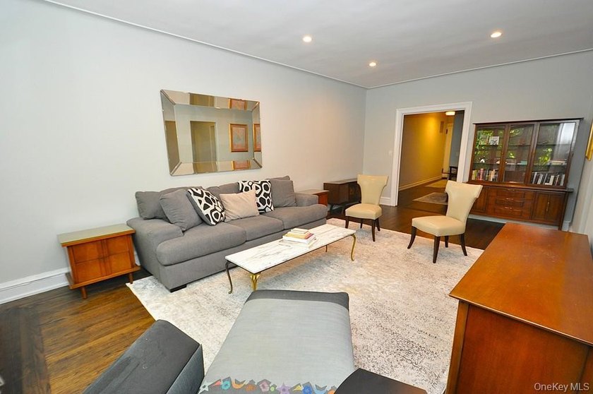 Welcome to this spacious and beautifully maintained one-bedroom - photo 4