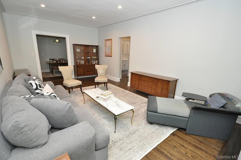 Welcome to this spacious and beautifully maintained one-bedroom - photo 5