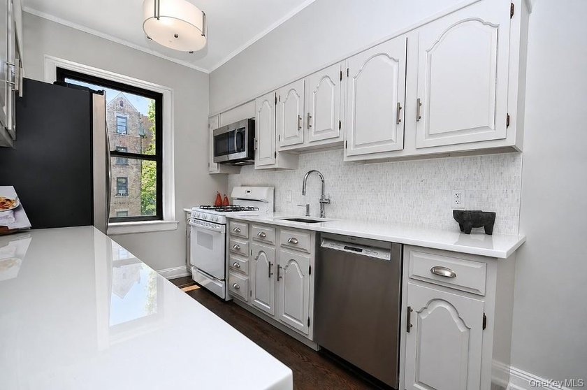 Welcome to this spacious and beautifully maintained one-bedroom - photo 8