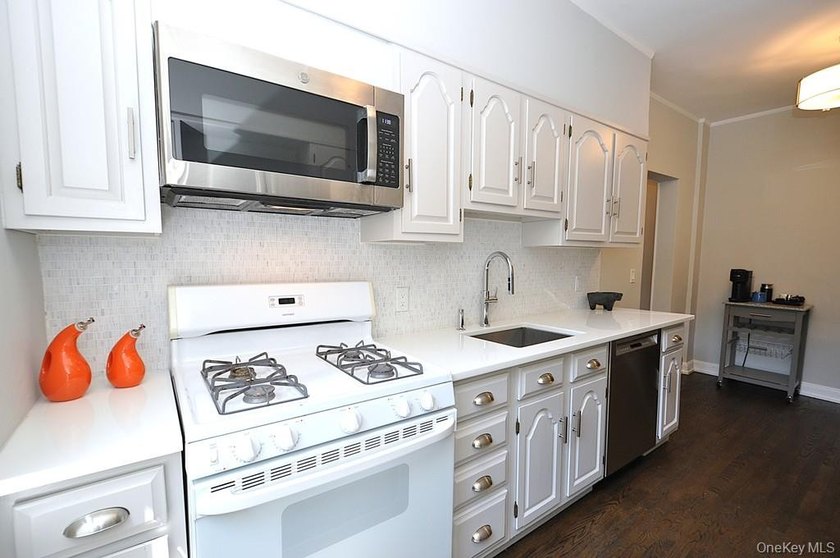 Welcome to this spacious and beautifully maintained one-bedroom - photo 10