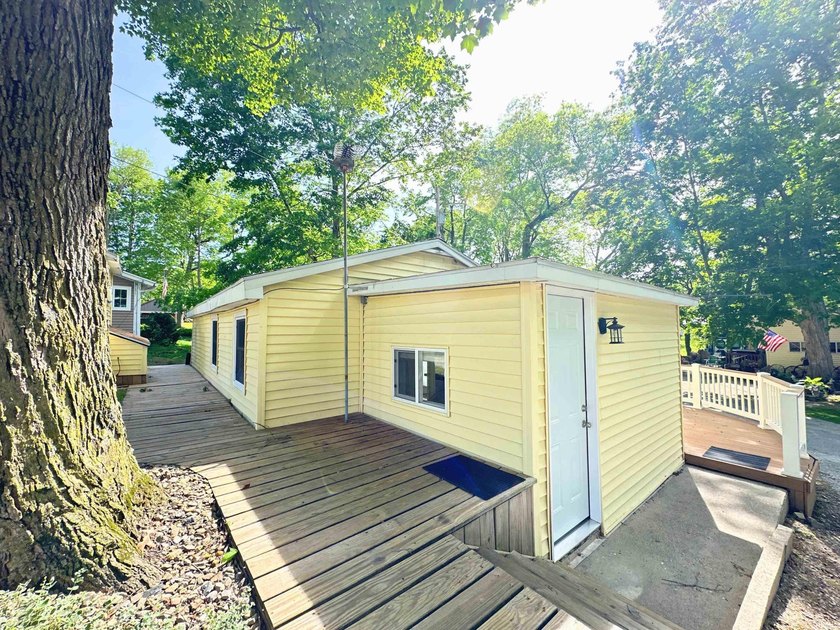 NO PROJECTS NEEDED! FULL RENO! This Irish Lake cottage is - photo 16