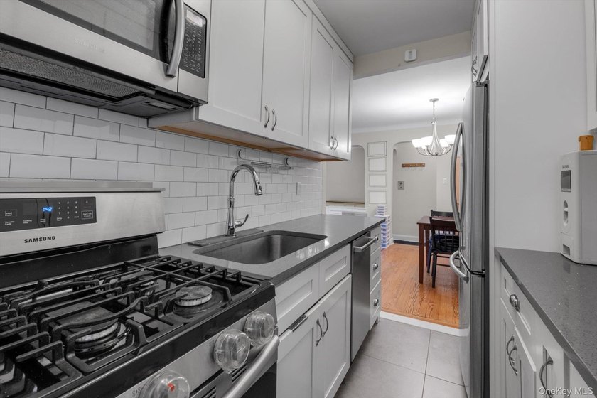 Experience timeless pre-war elegance at Forest Hills South, a - photo 10