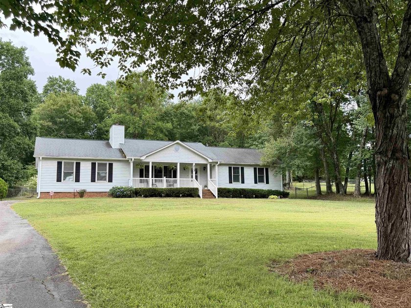 Welcome home to this beautifully maintained 3-bedroom, 2-bath - photo 2
