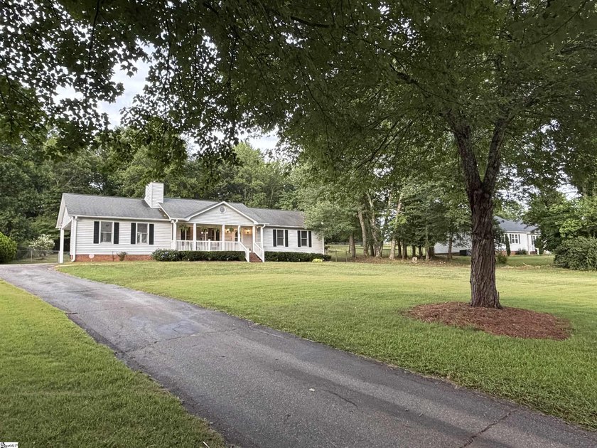 Welcome home to this beautifully maintained 3-bedroom, 2-bath - photo 6