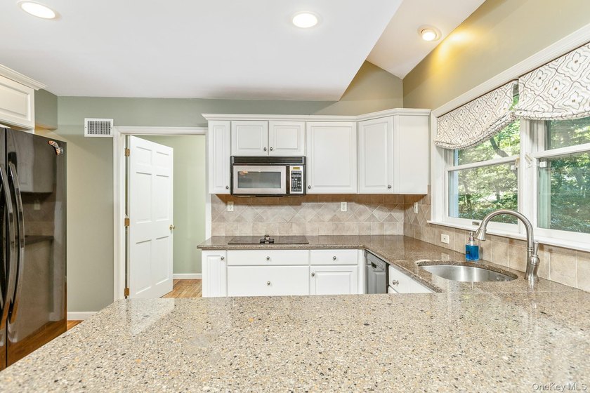 Welcome to this meticulously maintained Colonial, lovingly cared - photo 20