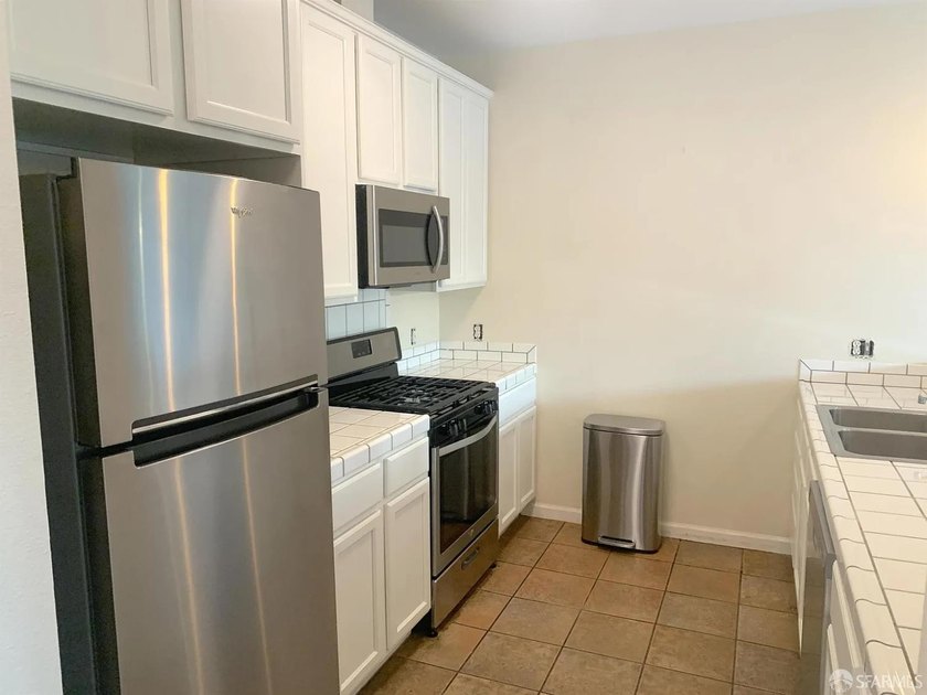 Gorgeous Top floor 2 bedrooms/2 baths, and a great open floor - photo 6