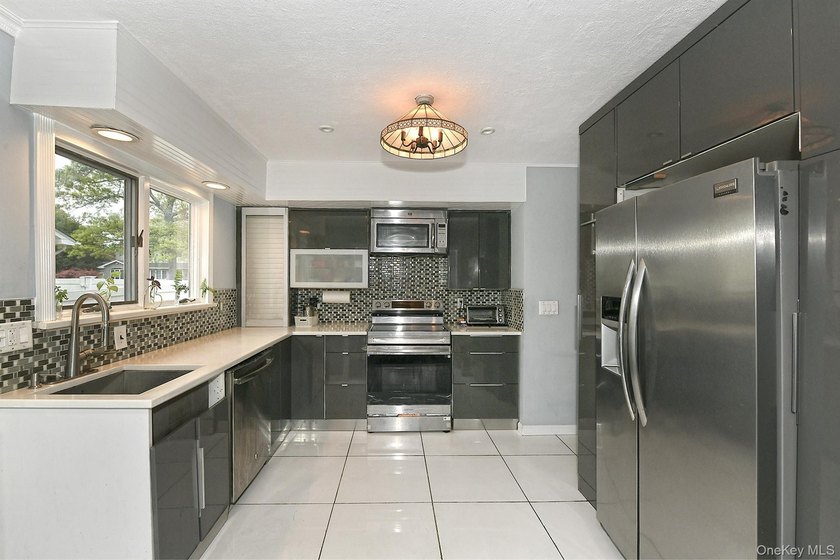 This home is situated within the Award-Winning Bayport-Blue - photo 7
