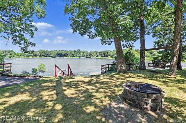 Escape to the peaceful living beauty of lake living in this - photo 20