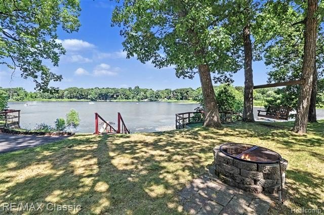 Escape to the peaceful living beauty of lake living in this - photo 21