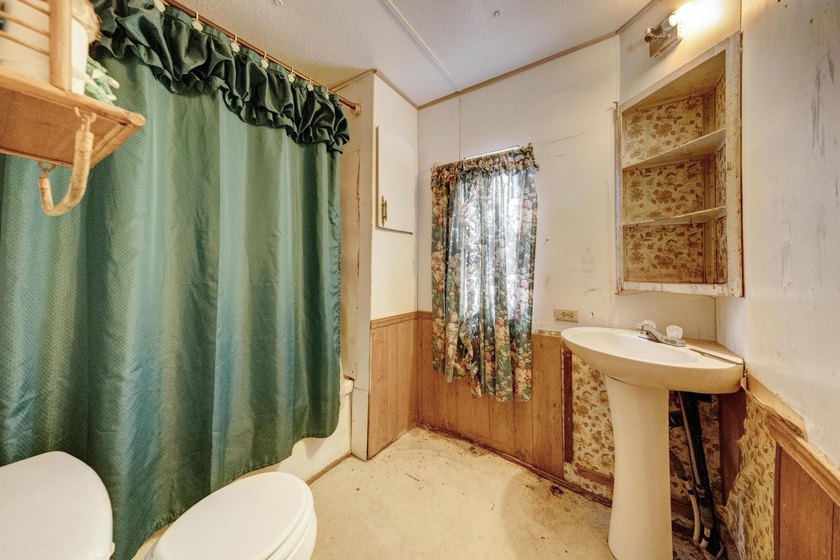 MOTIVATED SELLER, willing to entertain all offers. 2 bedroom, 1 - photo 2
