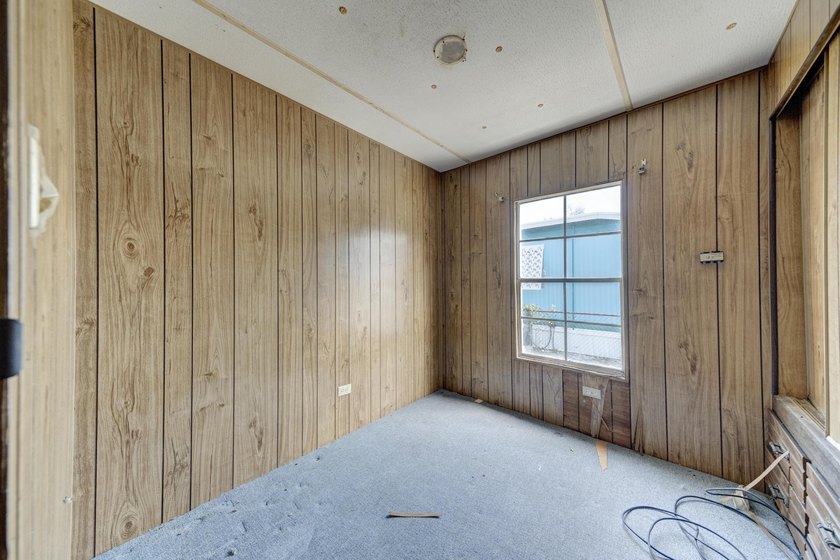 MOTIVATED SELLER, willing to entertain all offers. 2 bedroom, 1 - photo 3