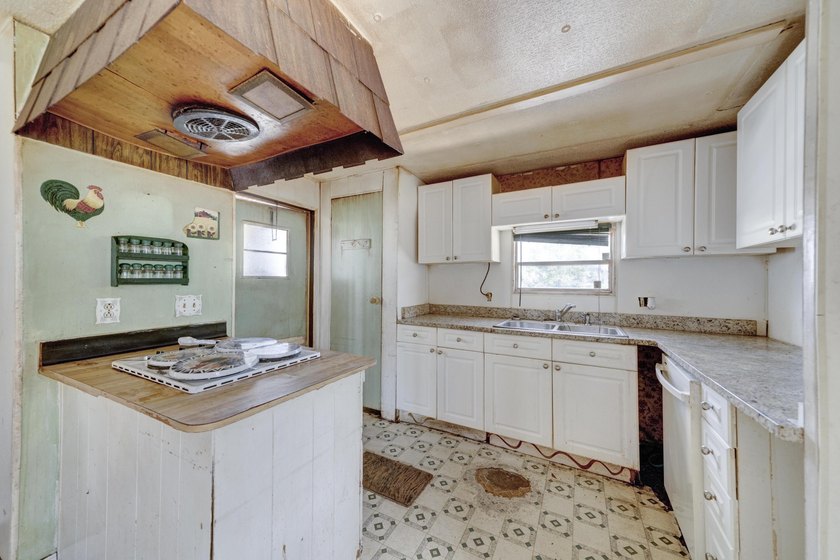 MOTIVATED SELLER, willing to entertain all offers. 2 bedroom, 1 - photo 6