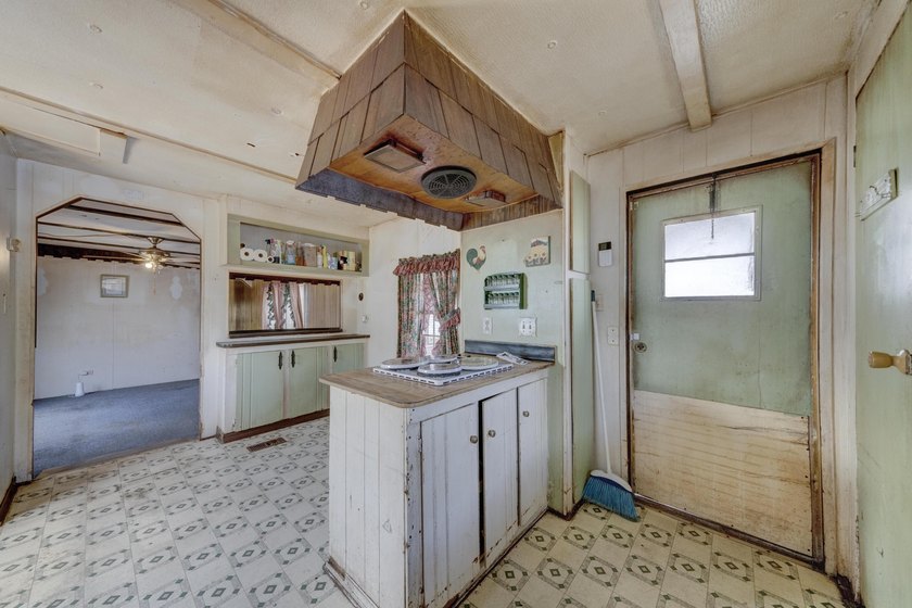 MOTIVATED SELLER, willing to entertain all offers. 2 bedroom, 1 - photo 8