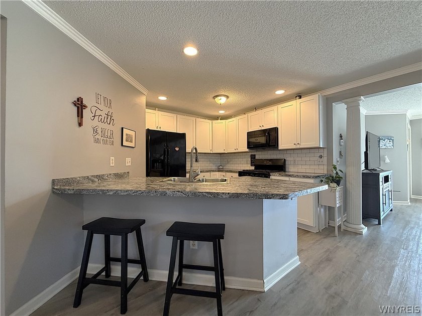 Welcome home to this beautifully maintained, move-in ready - photo 4