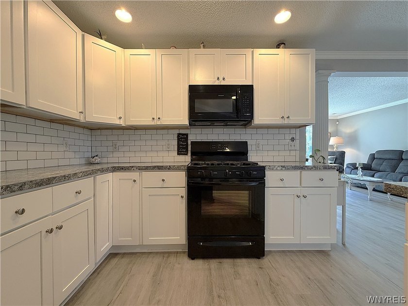 Welcome home to this beautifully maintained, move-in ready - photo 7