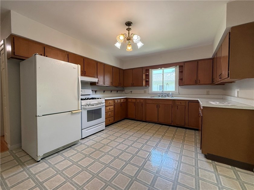 Welcome to this charming 3-bedroom, 1-bath ranch, perfectly - photo 7