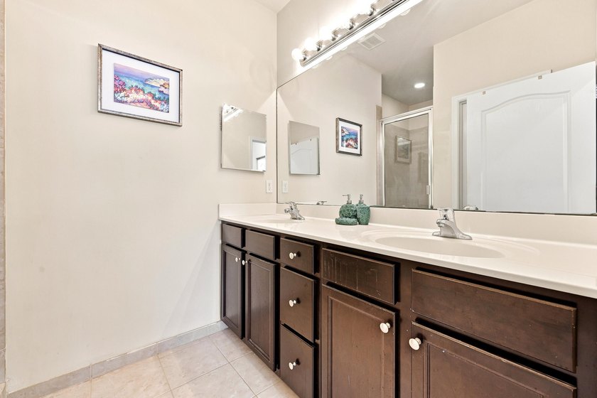 Welcome to this beautifully updated 4-bedroom, 3.5-bath home in - photo 14
