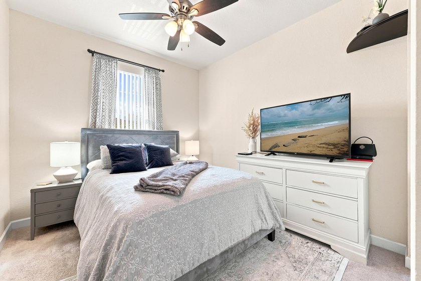 Welcome to this beautifully updated 4-bedroom, 3.5-bath home in - photo 15