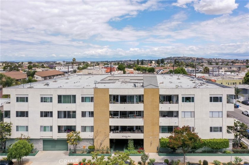 Experience Long Beach living in this sun-drenched, top-floor - photo 2