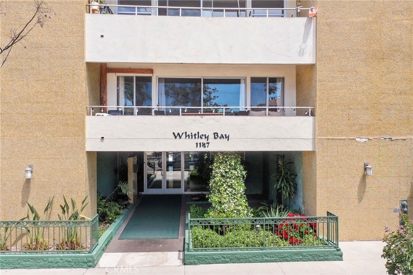 Experience Long Beach living in this sun-drenched, top-floor - photo 3