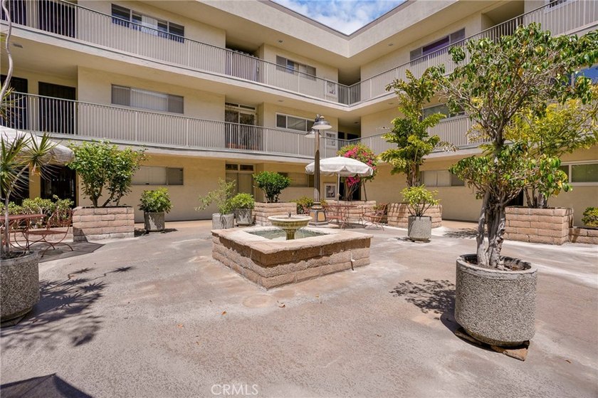 Experience Long Beach living in this sun-drenched, top-floor - photo 4
