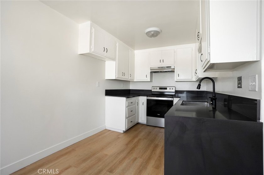 Experience Long Beach living in this sun-drenched, top-floor - photo 7