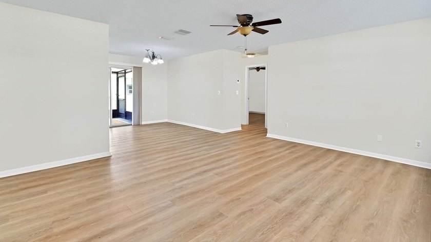 Welcome home to *Four Oaks*! This cute 2 bedroom/1 bathroom home - photo 8
