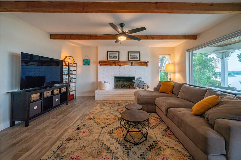 A Rare Lakefront Retreat on Lake Worth, 20 MIN. NW of Down Town - photo 12
