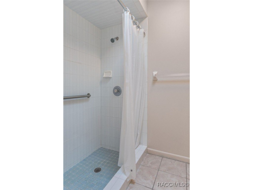 Welcoming 3 bedroom, 2 bath home in the Oakleaf Villas Community - photo 21