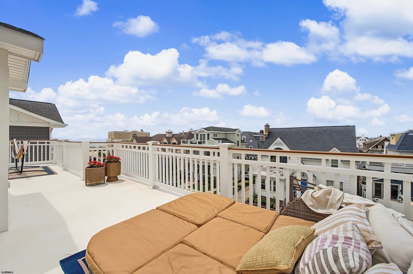 JUST FOUR HOMES FROM THE BEACH! Welcome to one of the most - photo 42