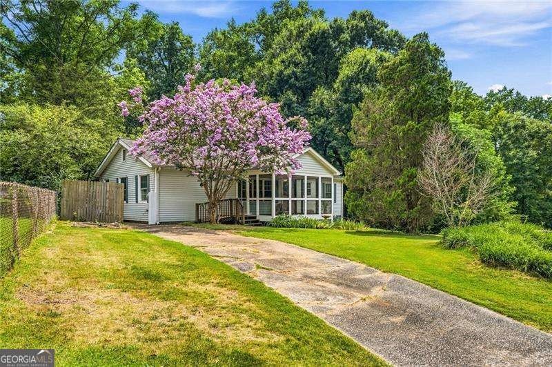 Nestled in a quiet small neighborhood, this timeless 1960 - photo 2