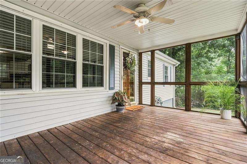Nestled in a quiet small neighborhood, this timeless 1960 - photo 4
